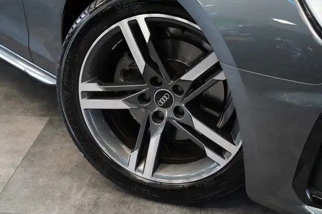 Audi A4 view 4