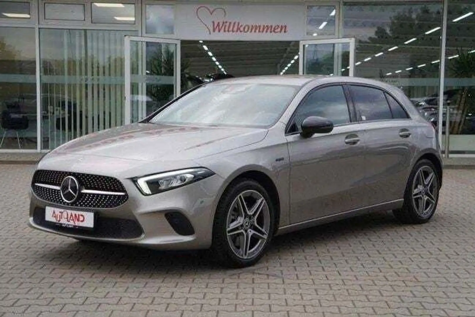 Mercedes-Benz A 220 250e Sedán 8G-DCT Plateado - 1