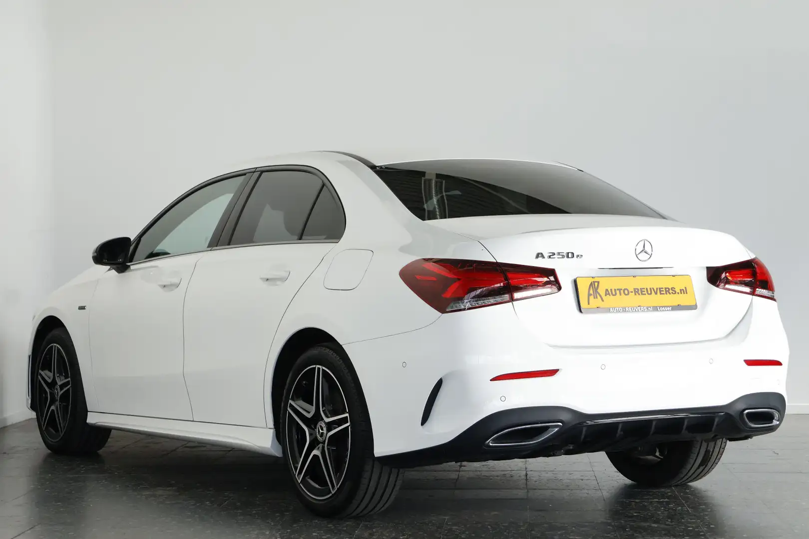 Mercedes-Benz A 250 e AMG Line / Navi / Carplay / DAB / LED Wit - 2