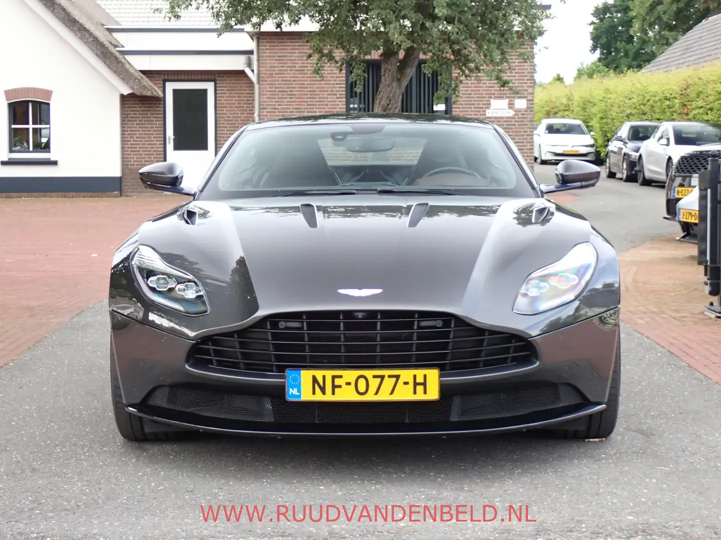 Aston Martin DB11 5.2 V12 LAUNCH EDITION / B&O / NL-AUTO + AM-DEALER Grau - 2