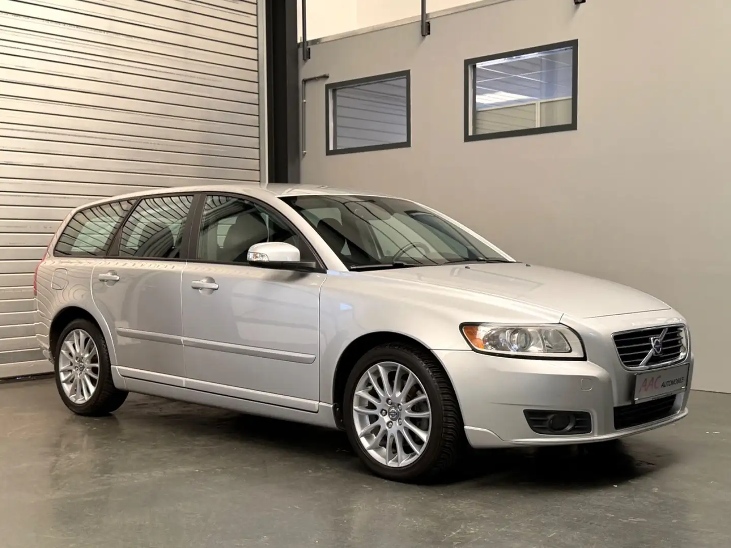 Volvo V50 Kombi 2.0 D DPF Momentum/1.Hand/wenig KM Silber - 1