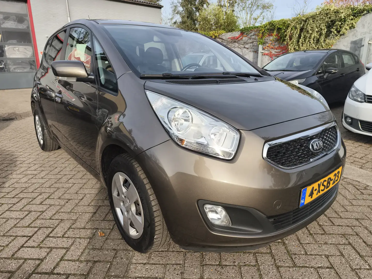 Kia Venga 1.4 CVVT ExecutiveLine Bruin - 1