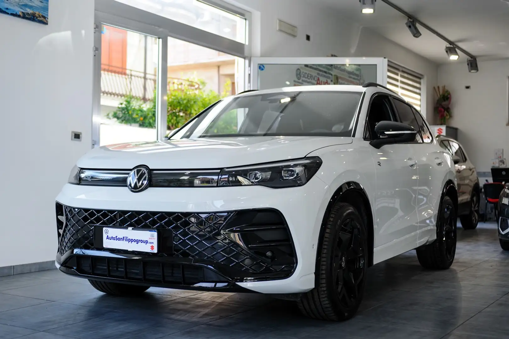 Volkswagen Tiguan Tiguan 2.0 tdi R-Line 150cv dsg BLACK PACK Weiß - 1