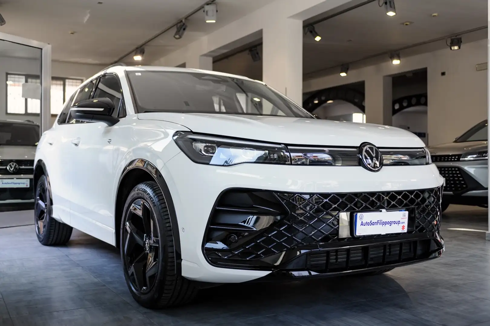 Volkswagen Tiguan Tiguan 2.0 tdi R-Line 150cv dsg BLACK PACK Weiß - 2