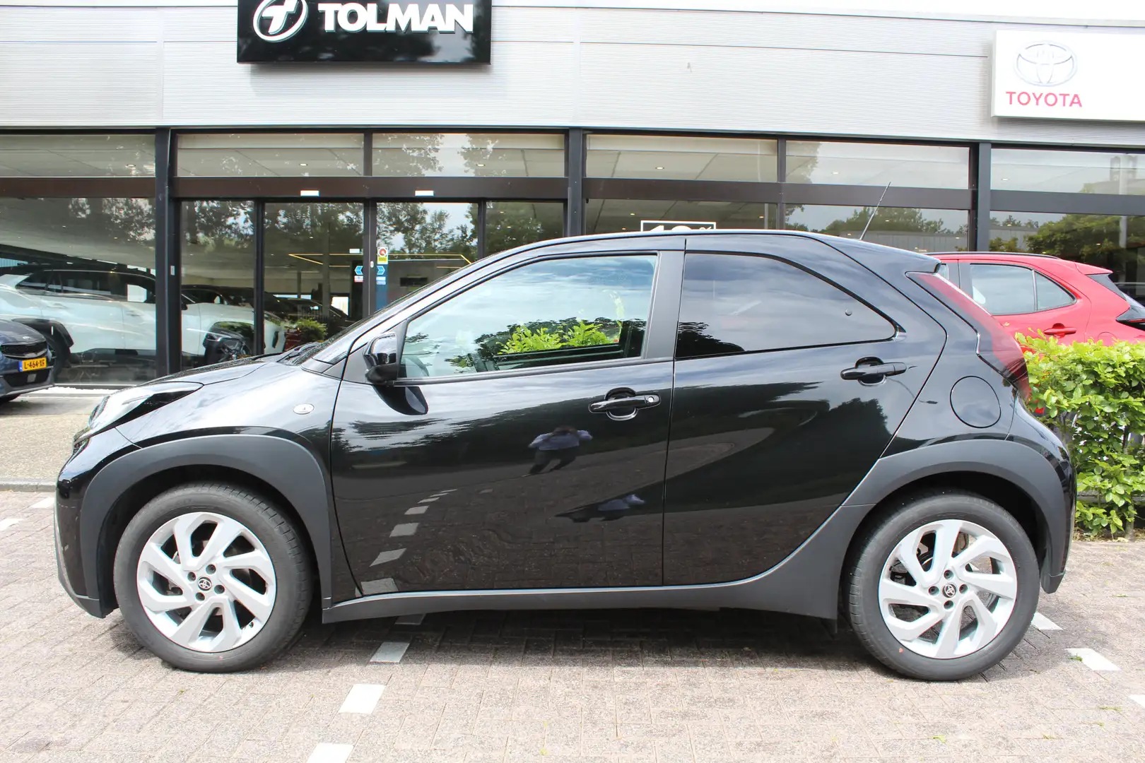 Toyota Aygo X 1.0 VVT-i MT First | Rijklaar | Stoelverw. | LED | Zwart - 2