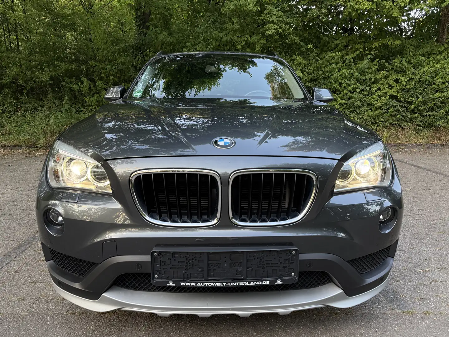BMW X1 18dxDrive Sportpaket Bixenon Navi Kamera Tempomat Grau - 1