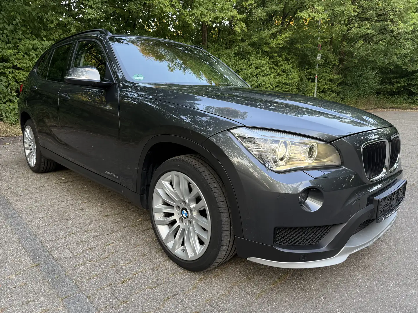 BMW X1 18dxDrive Sportpaket Bixenon Navi Kamera Tempomat Grau - 2