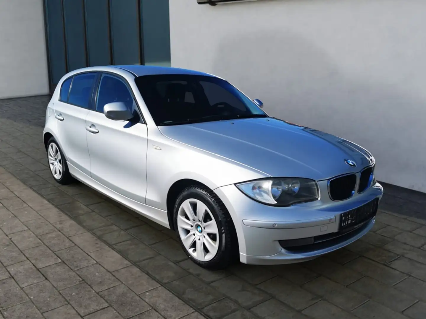 BMW 118 d*Sitzheizung*AHK*PDC*gepflegt Klima Einparkhilfe Silber - 1