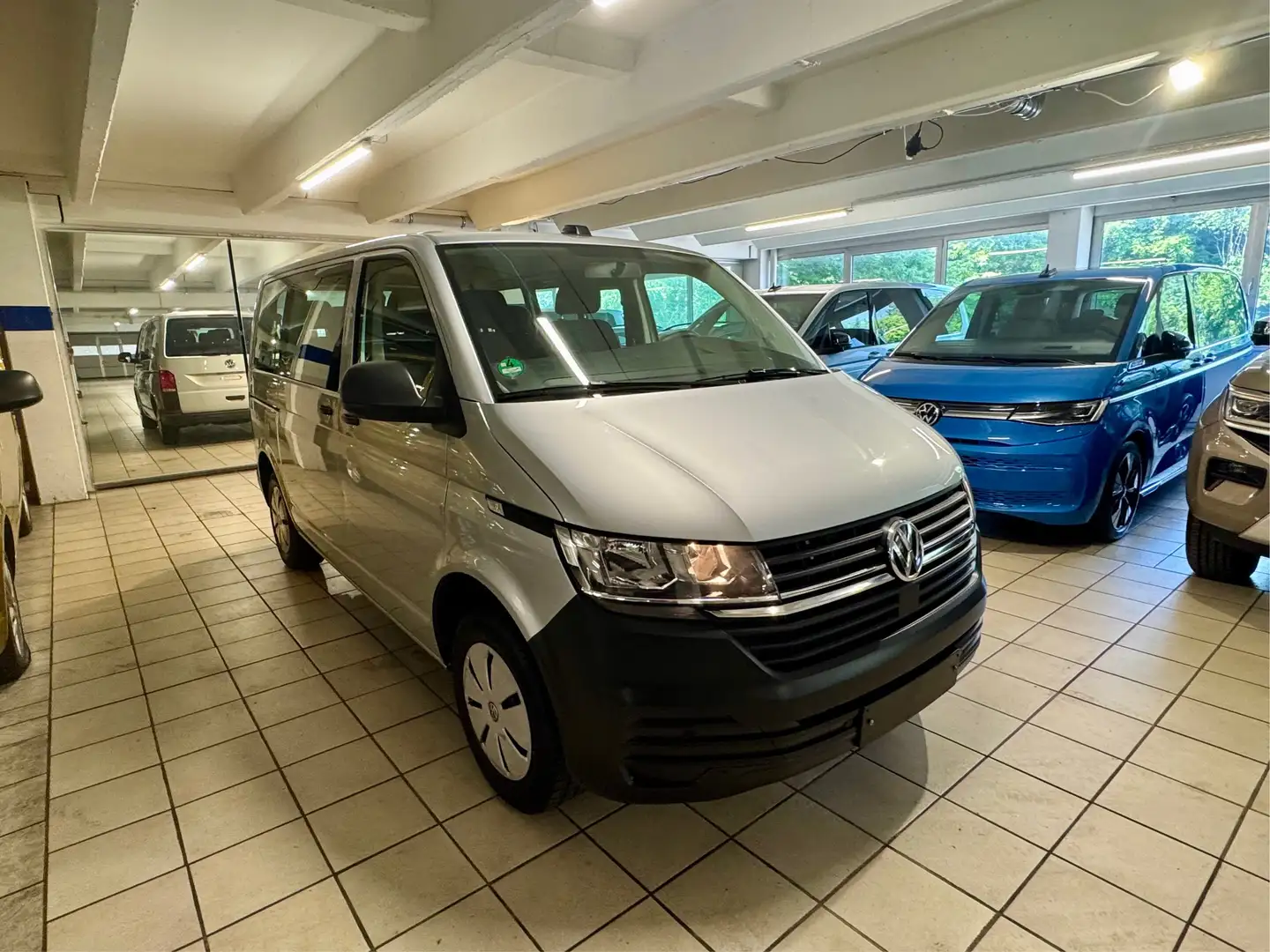 Volkswagen T6.1 Kombi 2.0 TDIFWD 9-Sitzer DSG Silber - 1