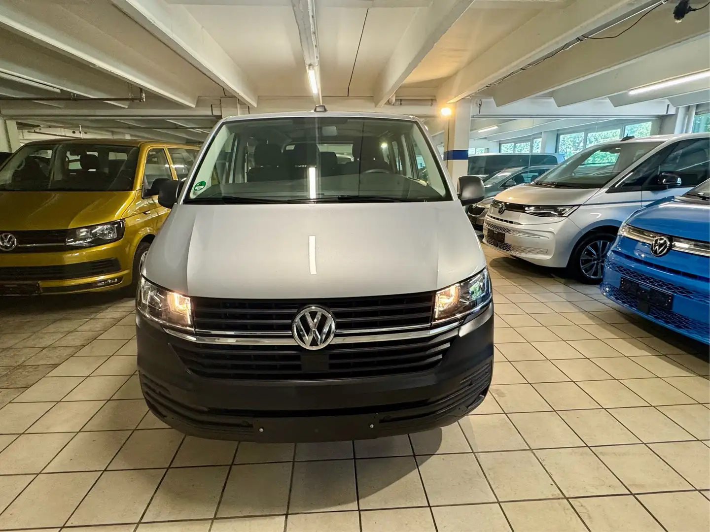Volkswagen T6.1 Kombi 2.0 TDIFWD 9-Sitzer DSG Silber - 2