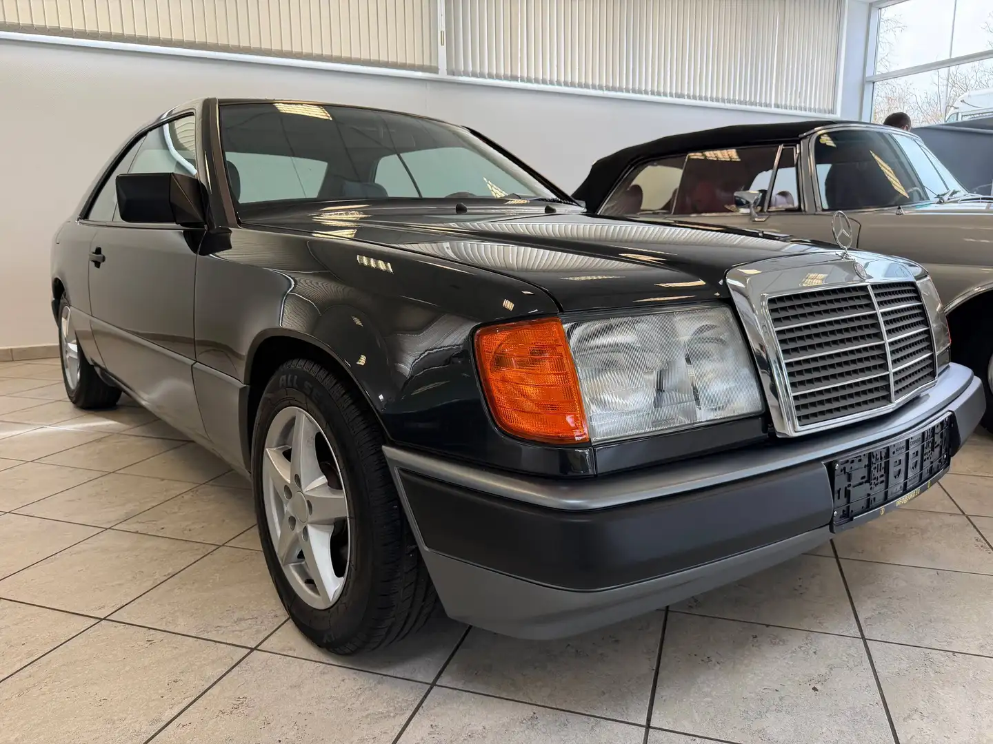 Mercedes-Benz Baureihe 124 CE-Klasse 230 CE Schwarz - 1