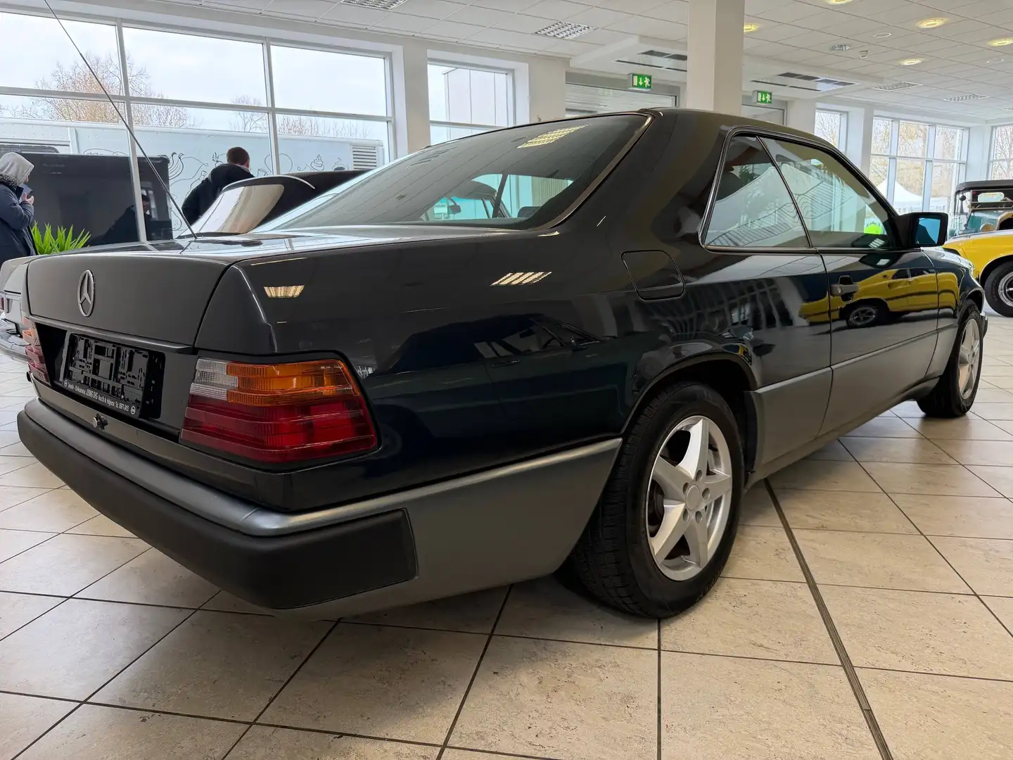 Mercedes-Benz Baureihe 124 CE-Klasse 230 CE Schwarz - 2