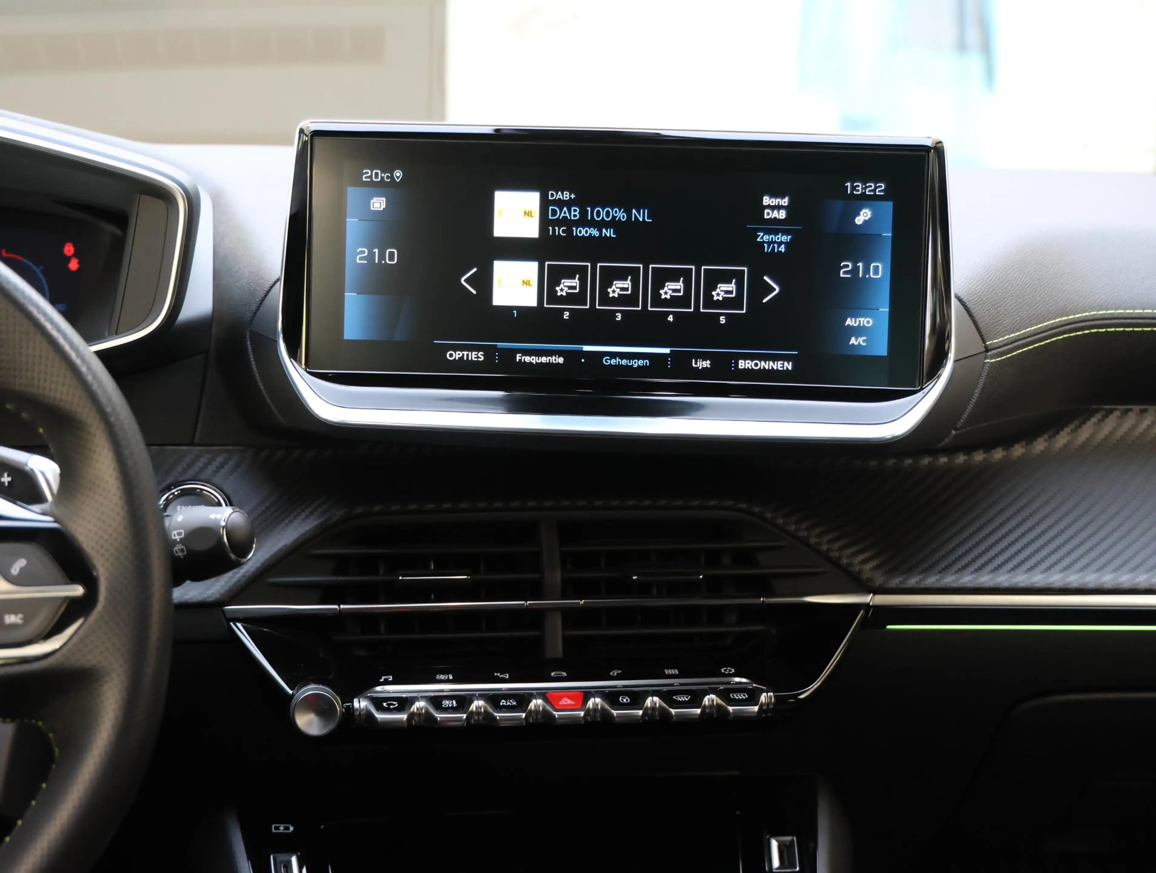 Peugeot 2008 SUV 1.2 130 pk GT Automaat | Camera | Keyless | Sf — photo 14