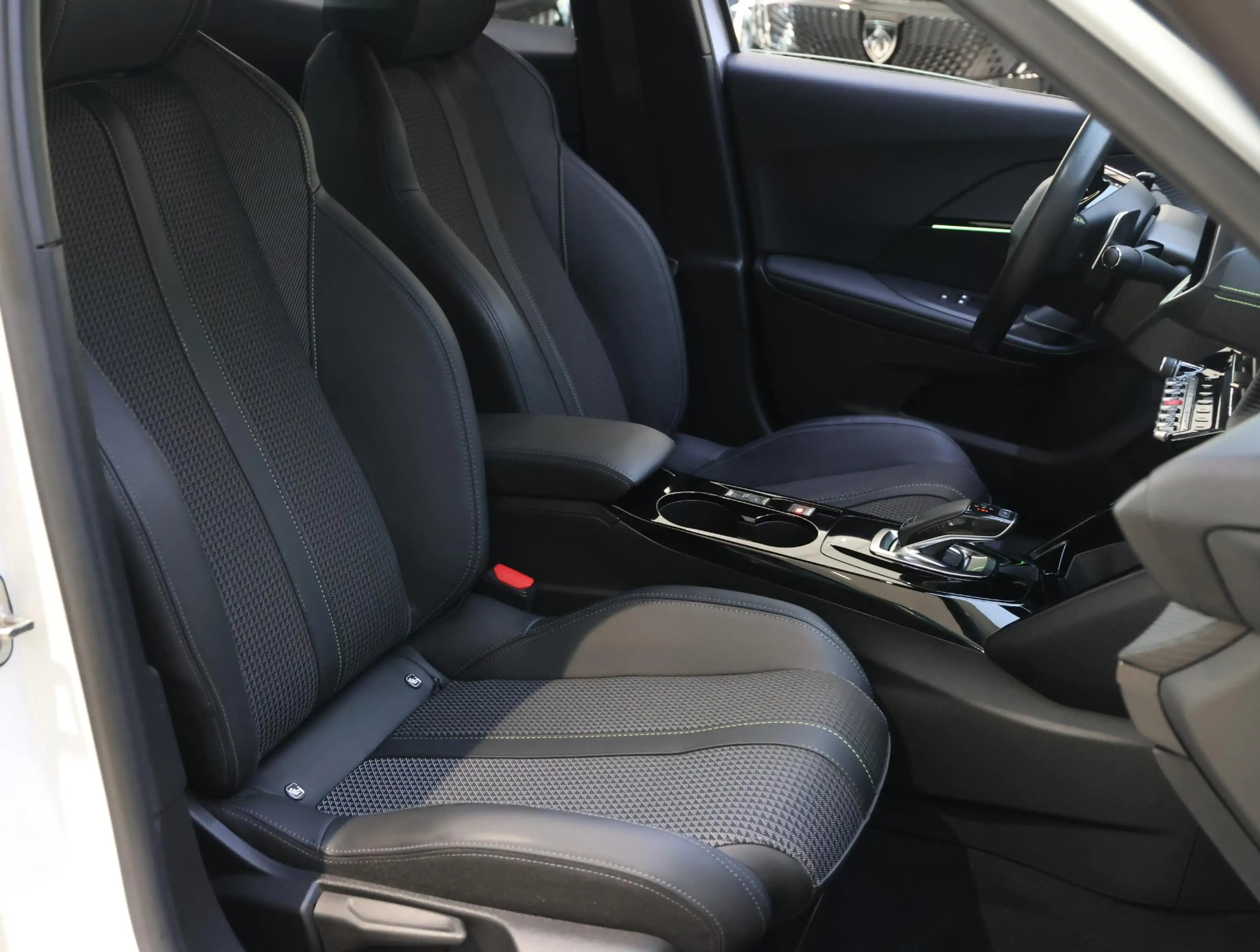 Peugeot 2008 SUV 1.2 130 pk GT Automaat | Camera | Keyless | Sf — photo 11
