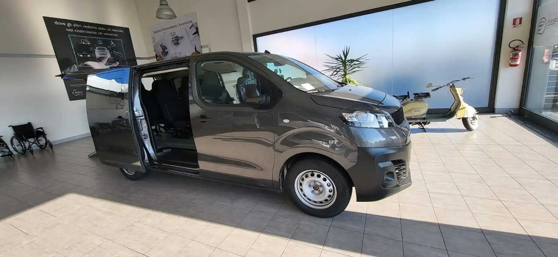 Fiat Scudo 2.0 MJT 145 CV EAT8 9 POSTI Grijs - 1