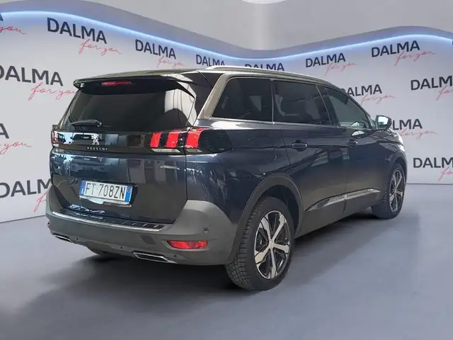 Peugeot 5008 view 5