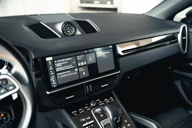 Porsche Cayenne view 13
