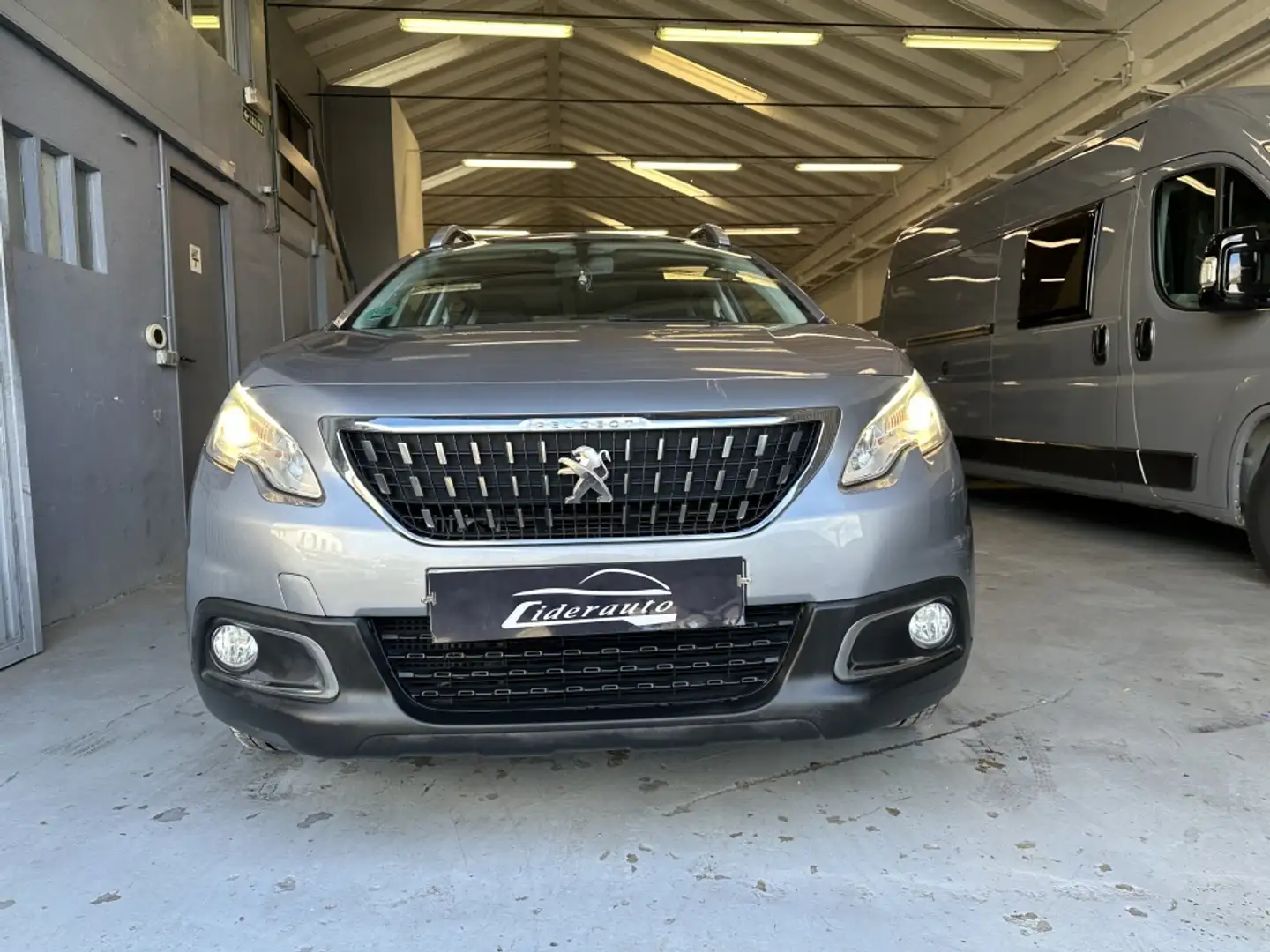 Peugeot 2008 1.2 e-VTI PureTech S&S Active 110 Gris - 1