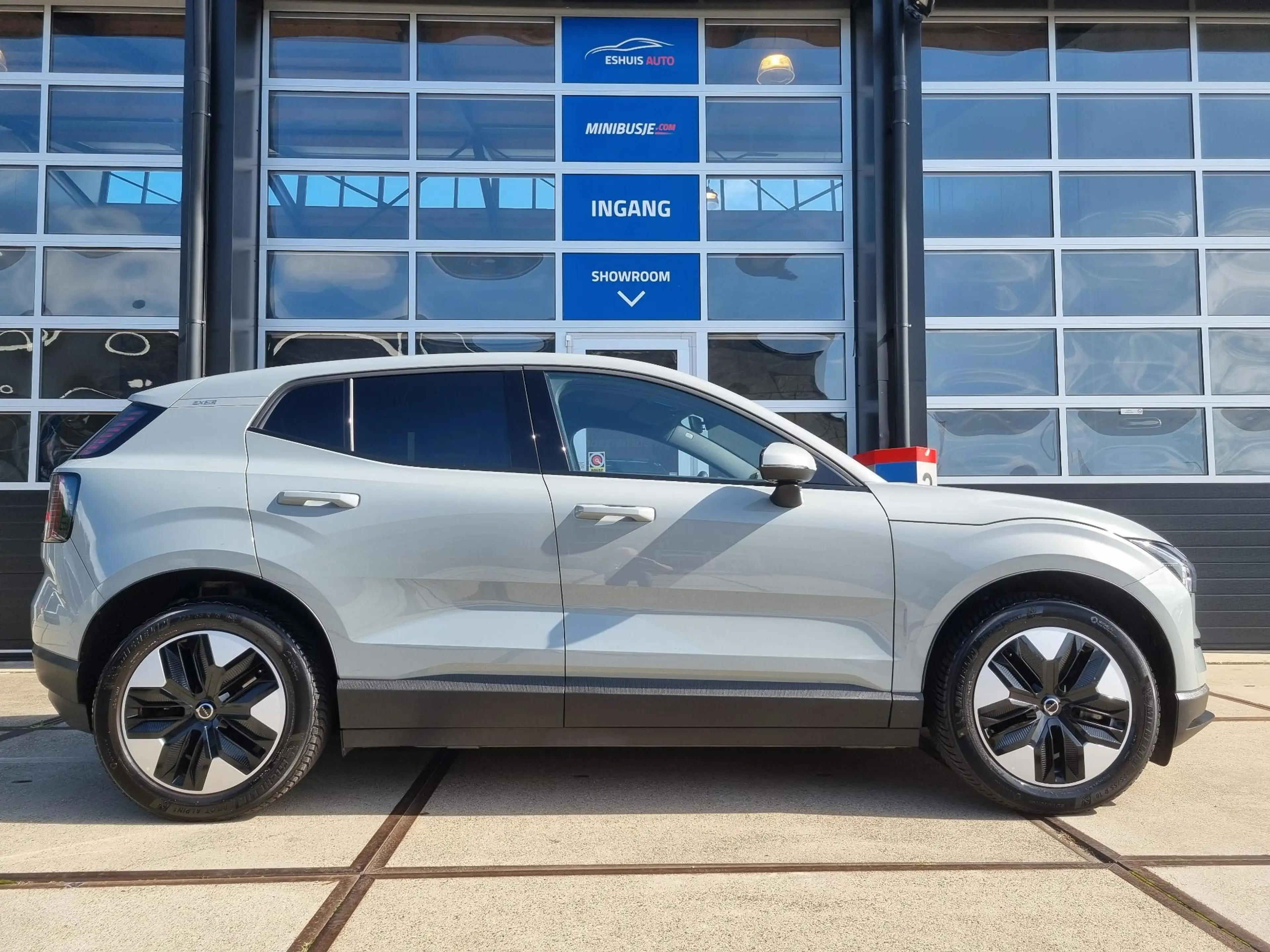 Volvo EX30 Single Motor Extended Range Core 69 kWh GOOGLE MAP — photo 4