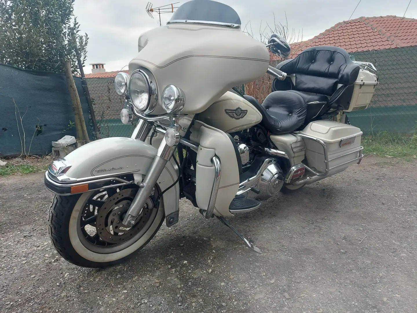 Harley-Davidson Electra Glide Bílá - 2