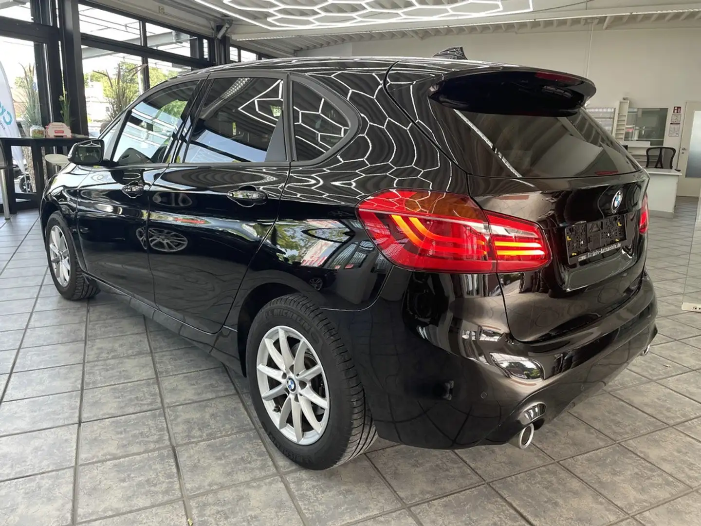 BMW 218 d Aut., Advantage, Pano, PDC, 1 Hand Schwarz - 2