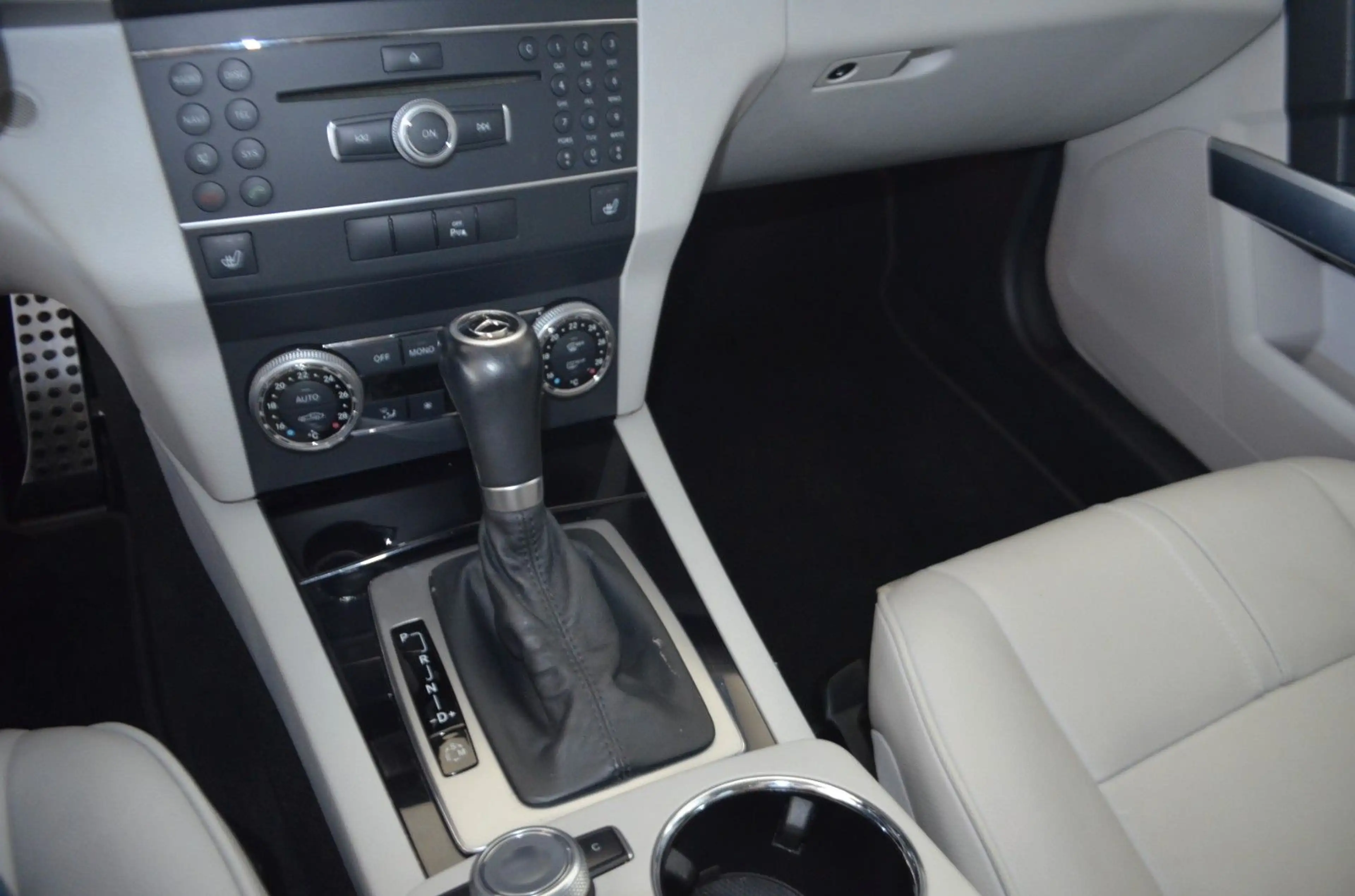 Mercedes-Benz GLK 350 CDI 4Matic XENON / NAVI / LEDER / PANO — photo 14