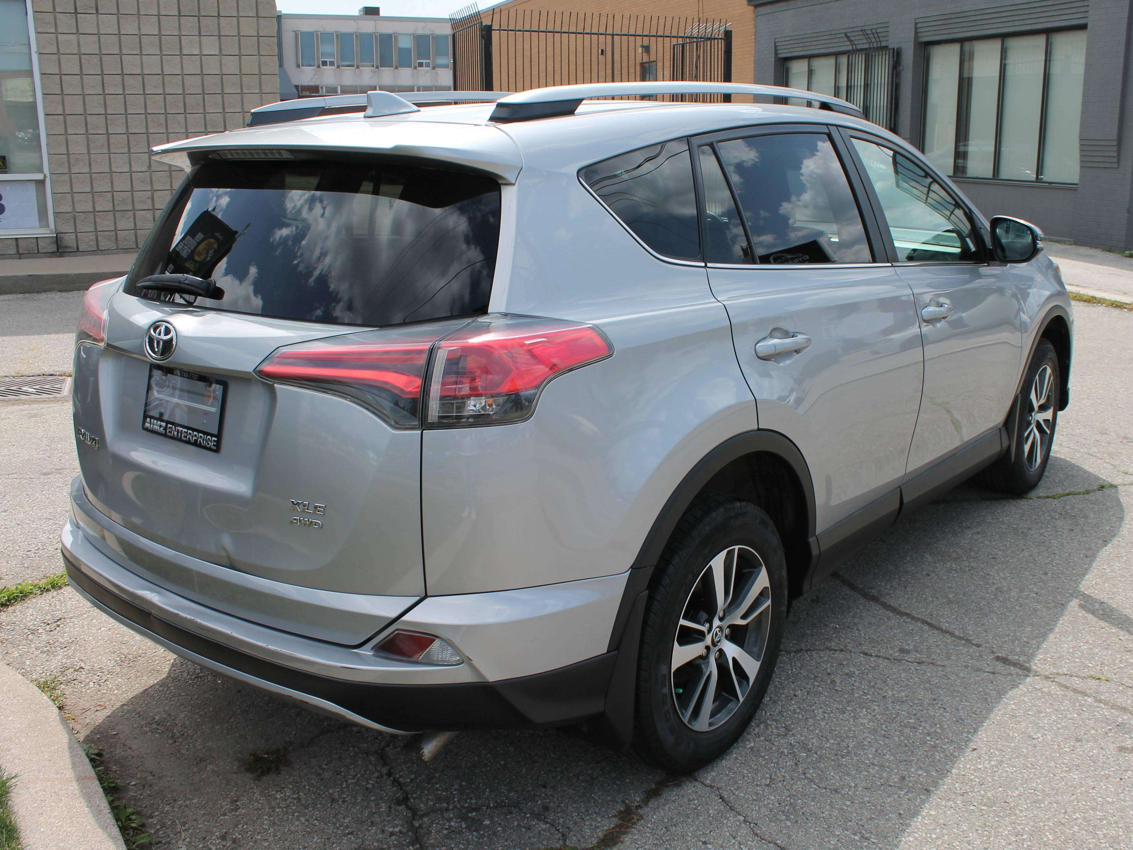 2017 Toyota RAV4 XLE — снимка 1