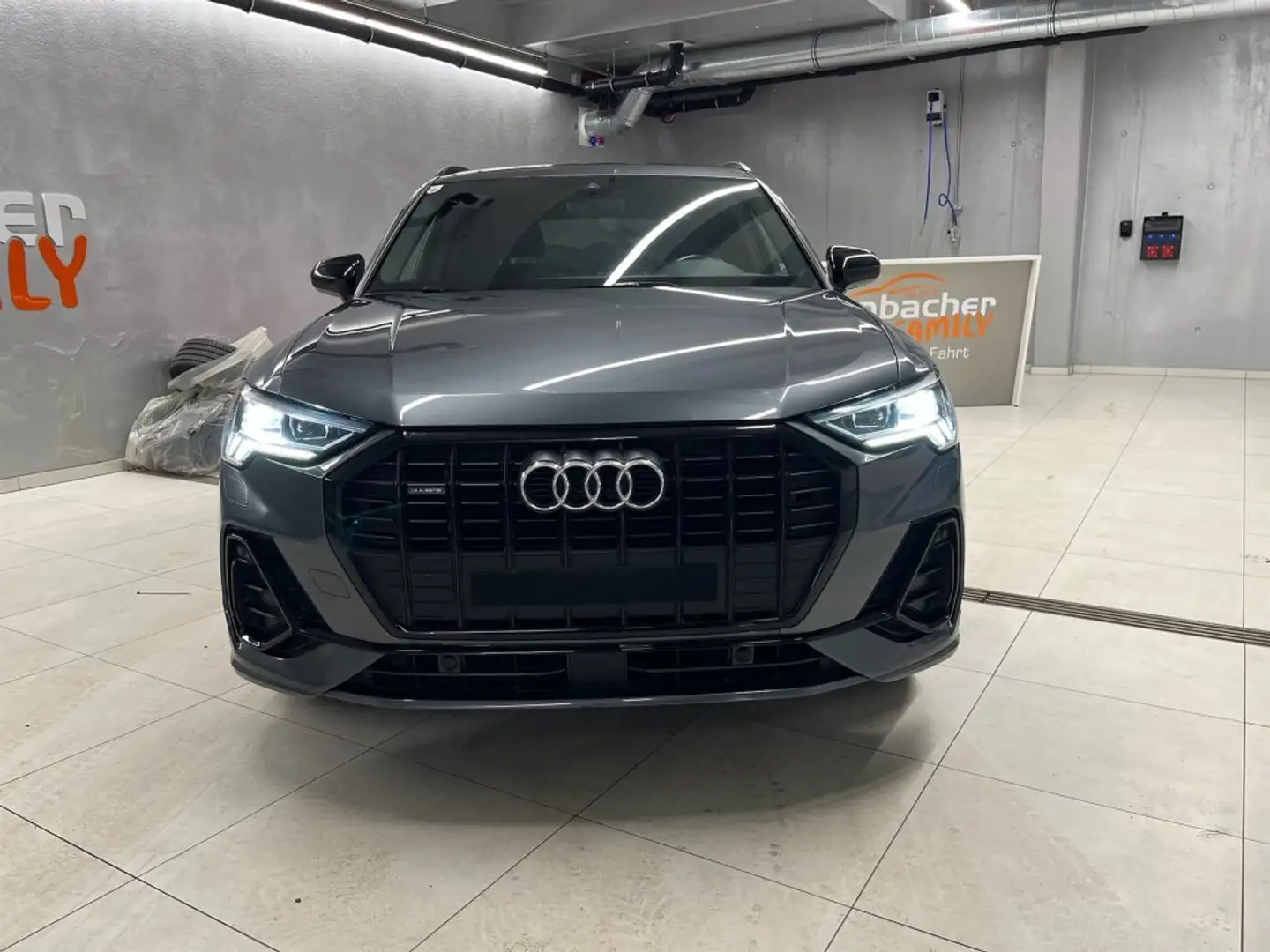 Audi Q3 40 TFSI quattro S-line S-tronic Grau - 2