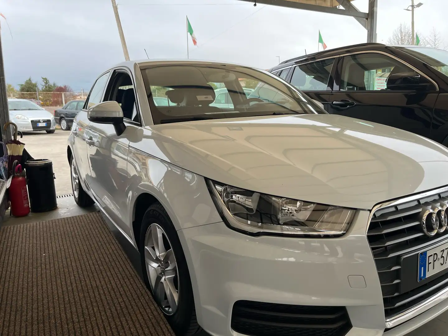 Audi A1 Sportback 1.4 tdi business Weiß - 2