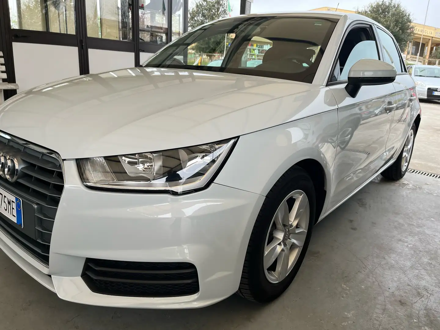 Audi A1 Sportback 1.4 tdi business Weiß - 1