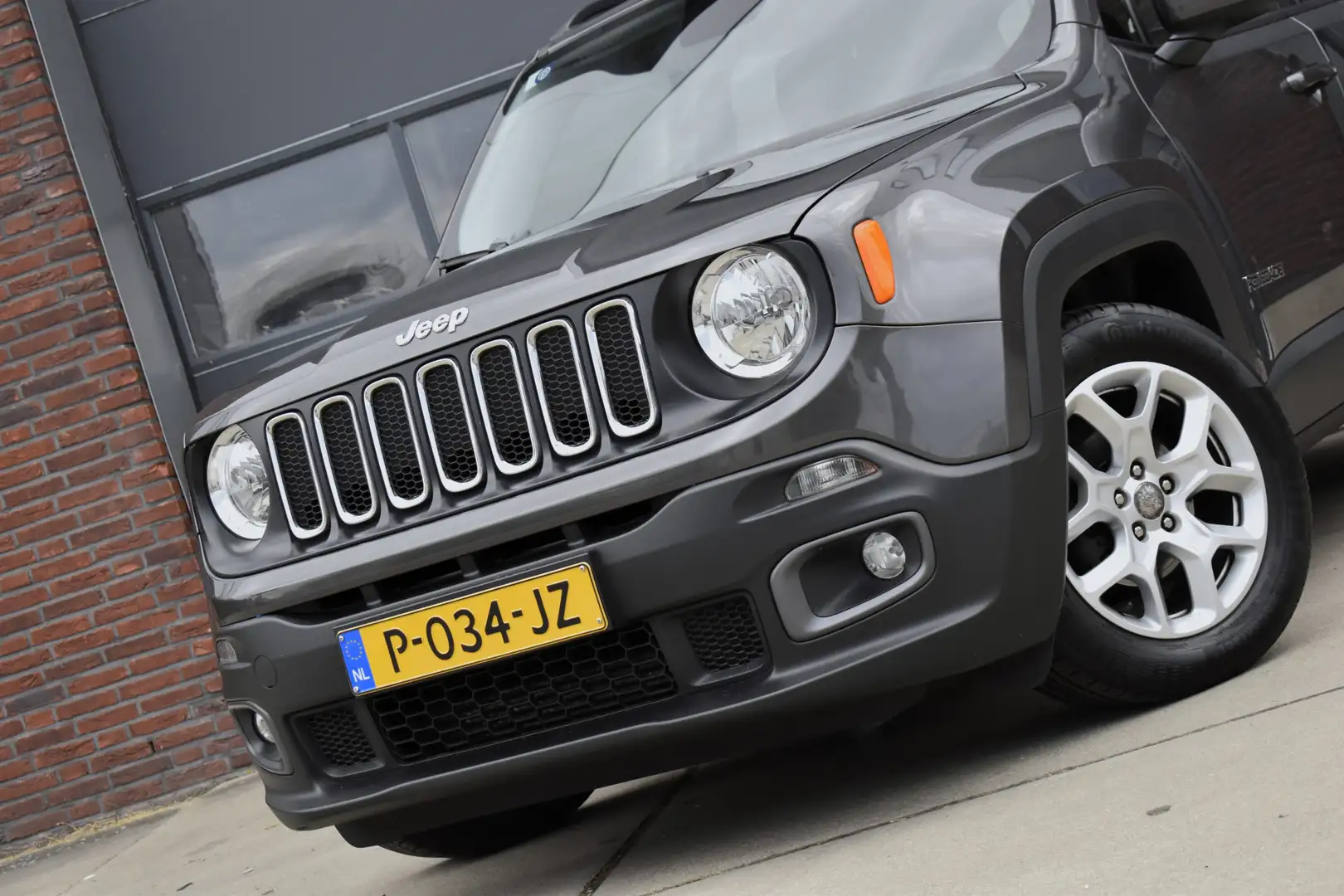 Jeep Renegade 1.4 MultiAir Longitude Automaat Navi - Cruise - Cl Grijs - 2