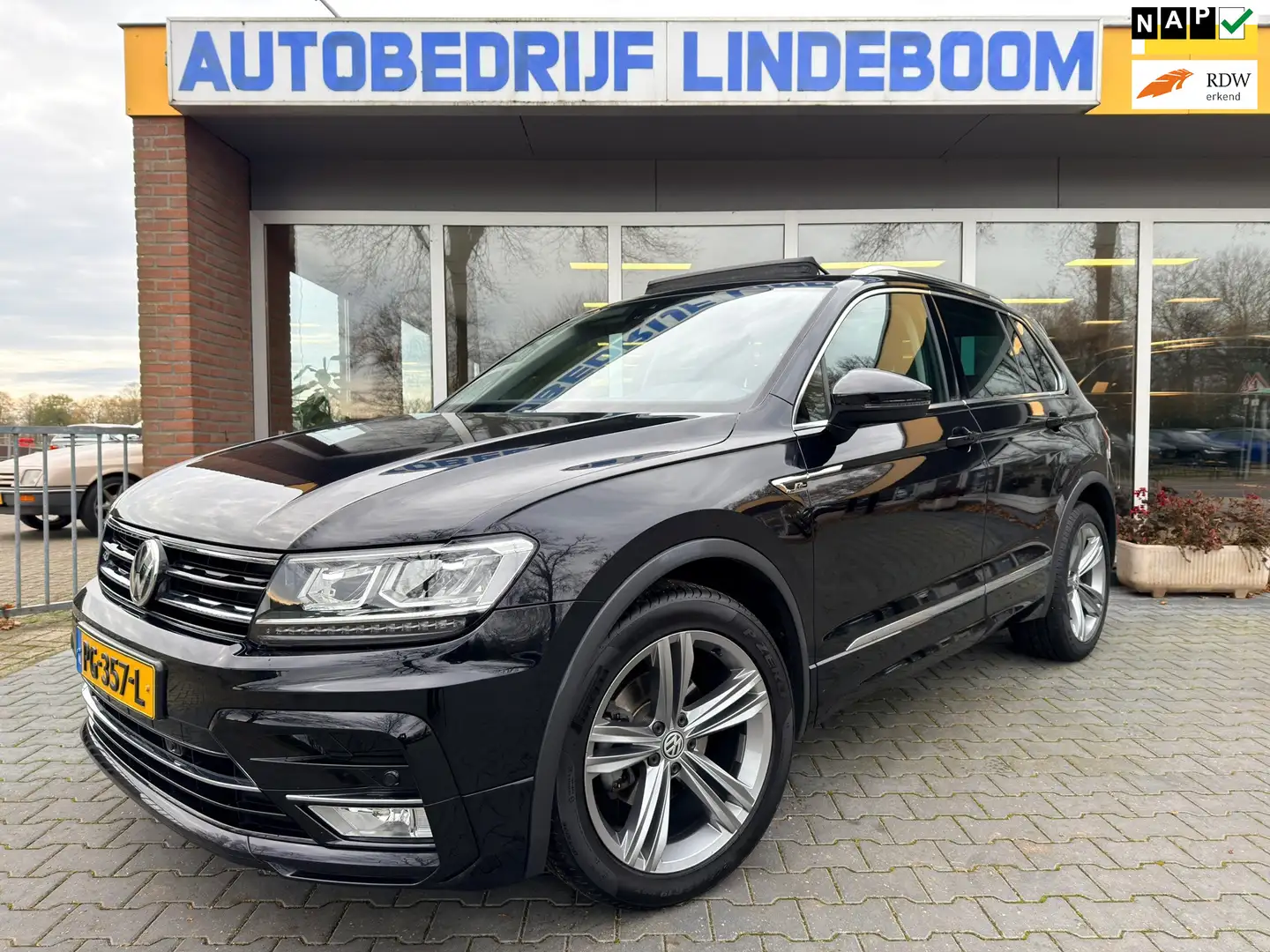 Volkswagen Tiguan 1.4 TSI ACT R-Line Panoramadak Trekhaak Virtual Co Zwart - 1