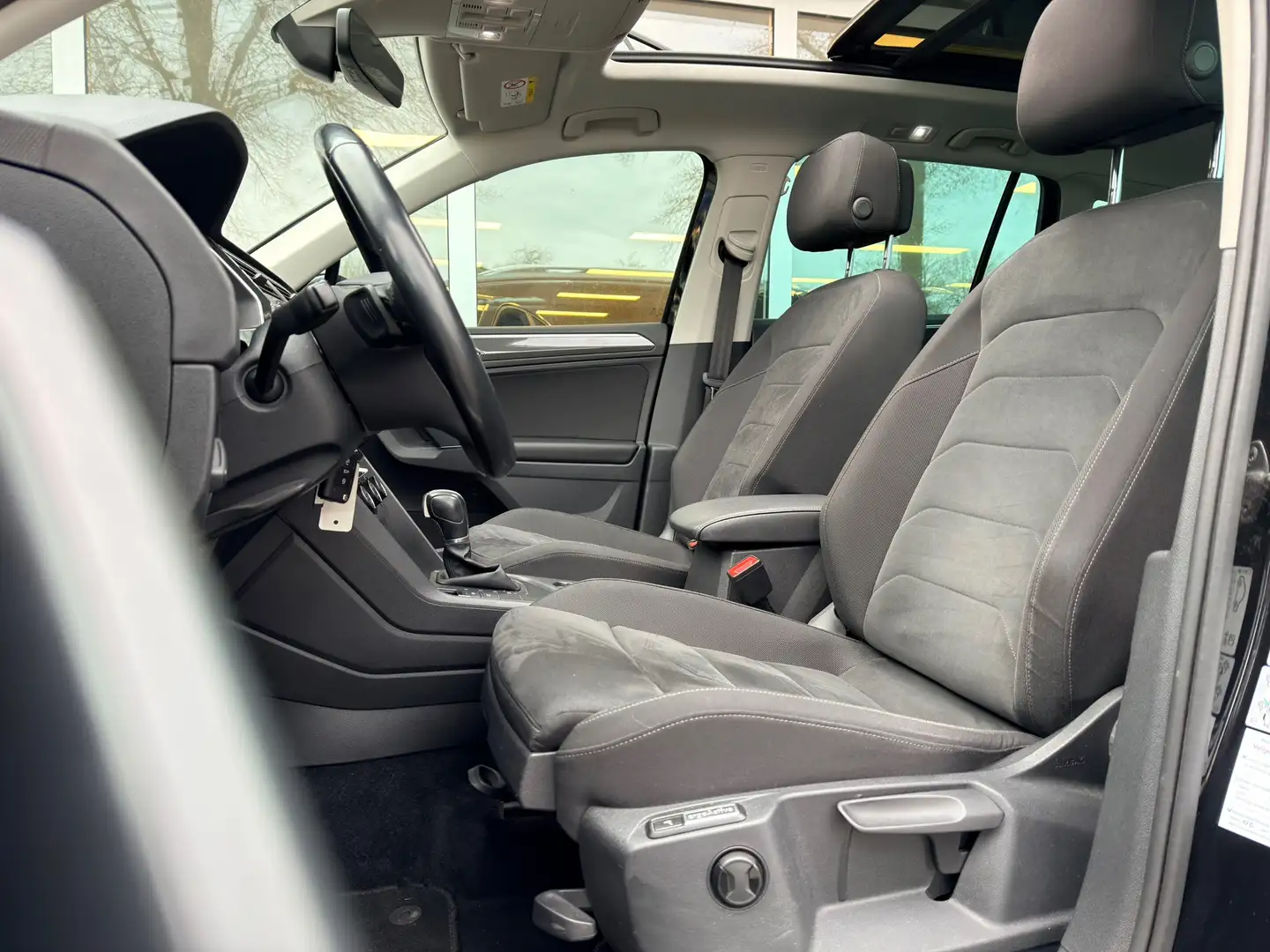 Volkswagen Tiguan 1.4 TSI ACT R-Line Panoramadak Trekhaak Virtual Co Zwart - 2