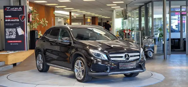 Mercedes-Benz GLA view 3