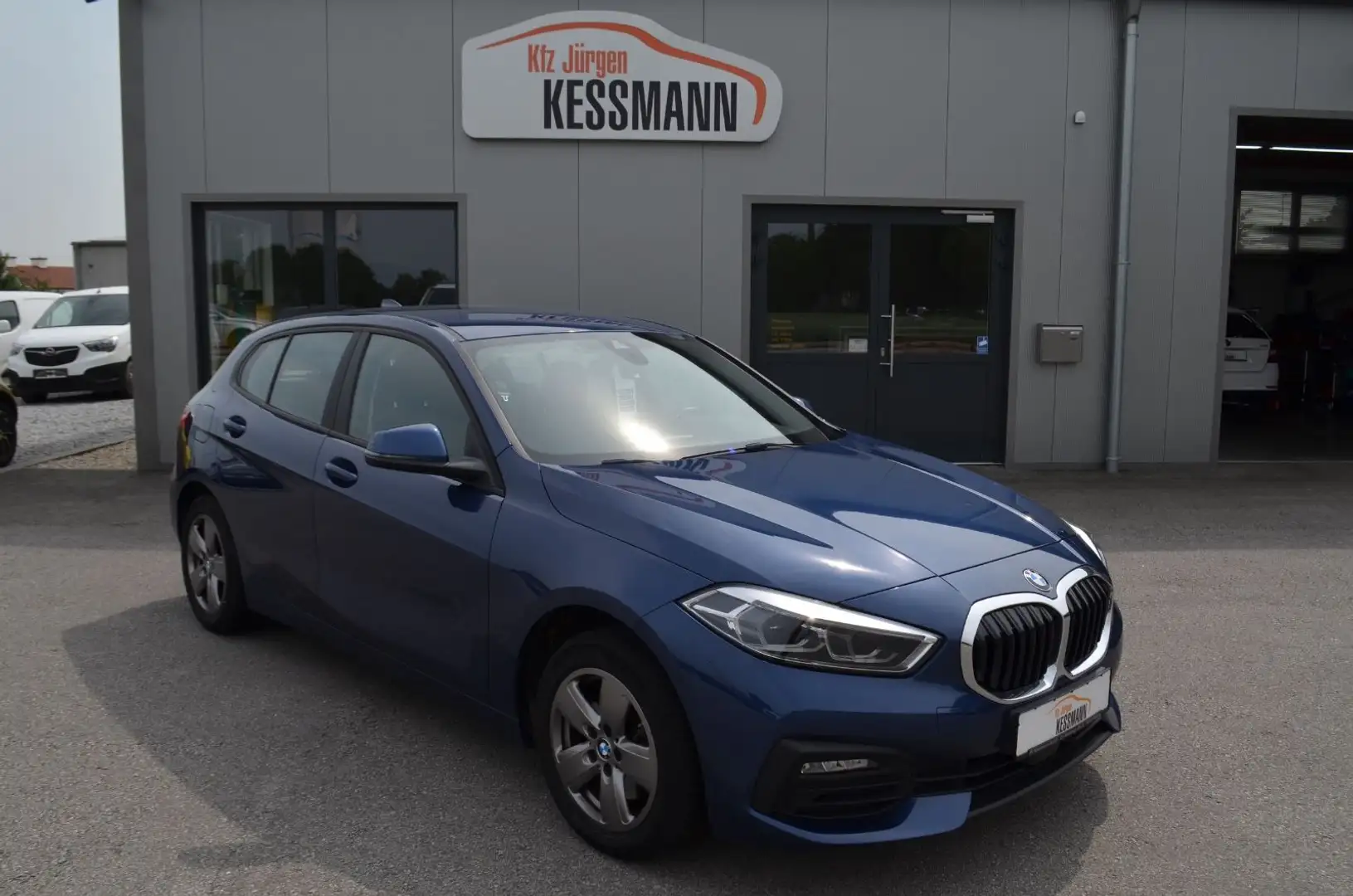 BMW 116 d Advantage Automatik Navi LED Live Cockpit Blau - 1