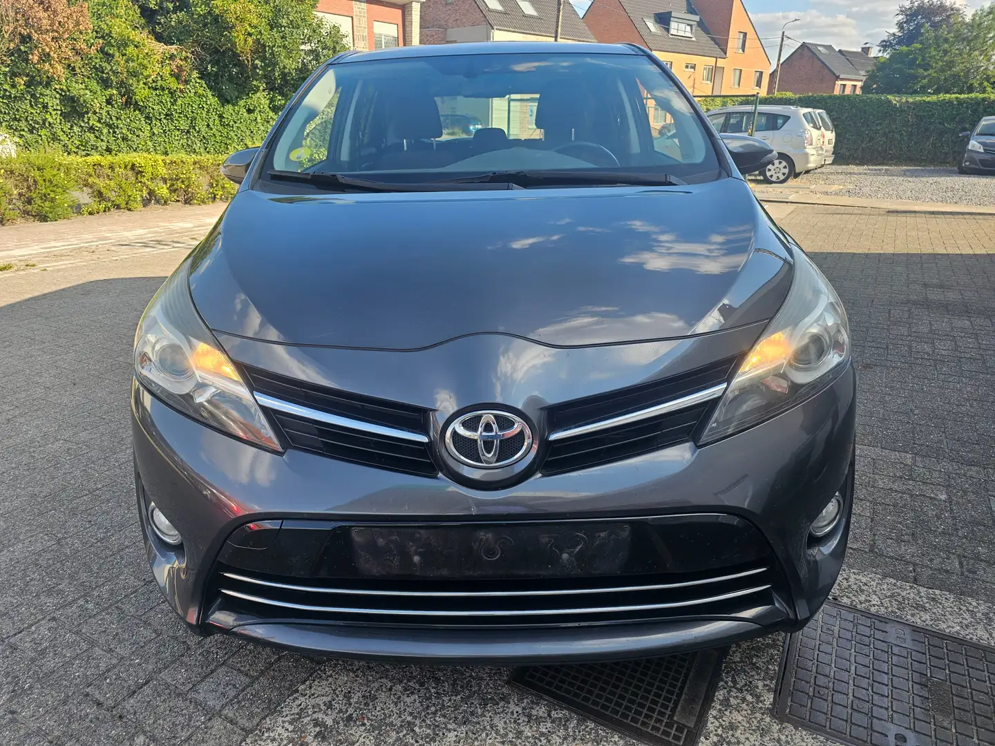 Toyota Verso Verso 1.6 D-4D Skyview 5pl. Grijs - 1