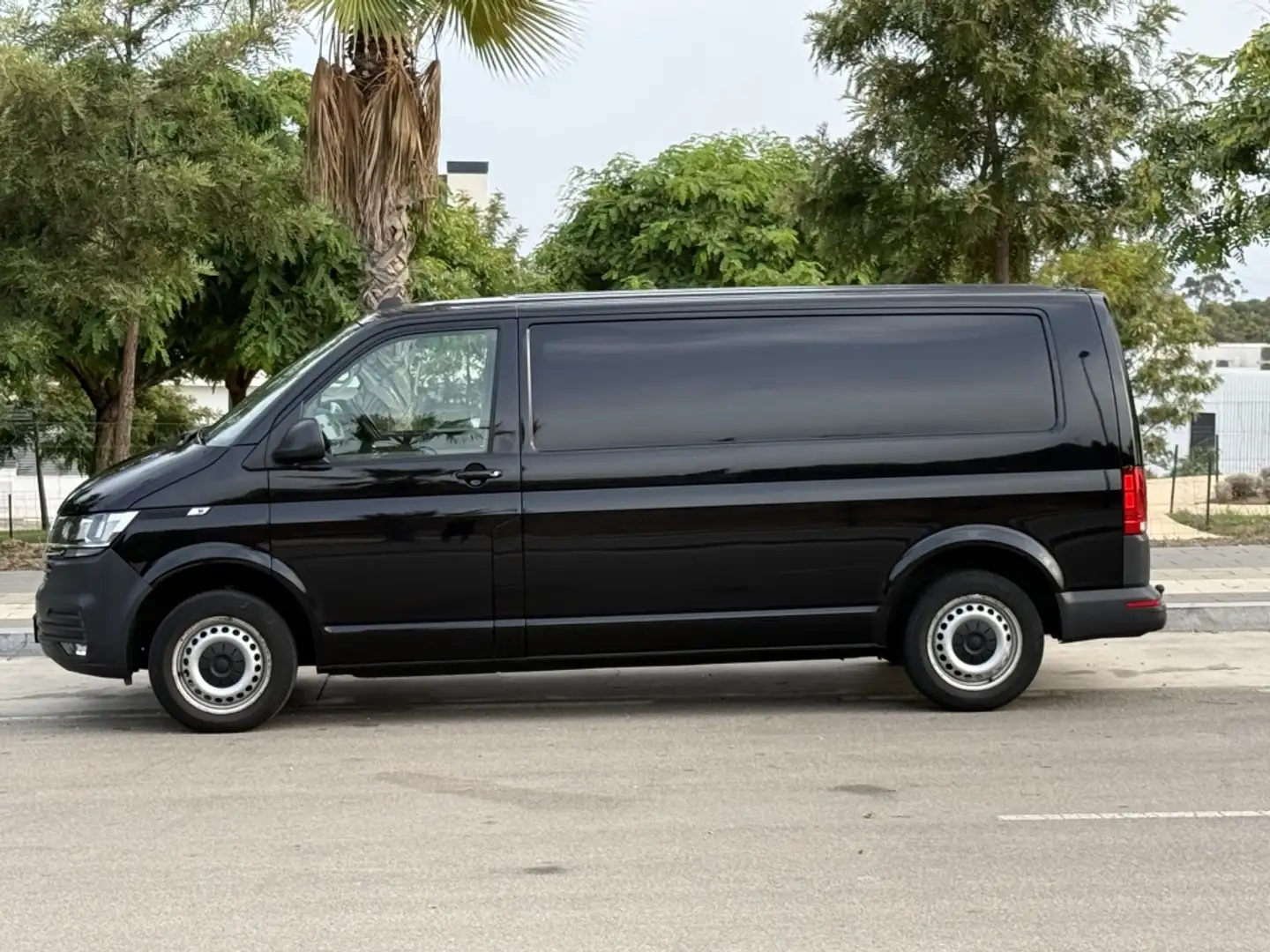 Volkswagen Transporter Furgón 2.0TDI BMT Larga DSG 110kW Negro - 2