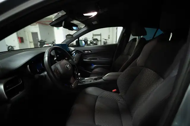 Toyota C-HR view 12