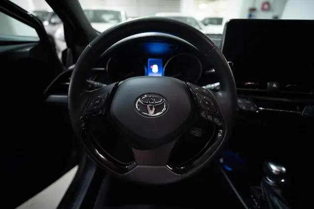 Toyota C-HR view 15