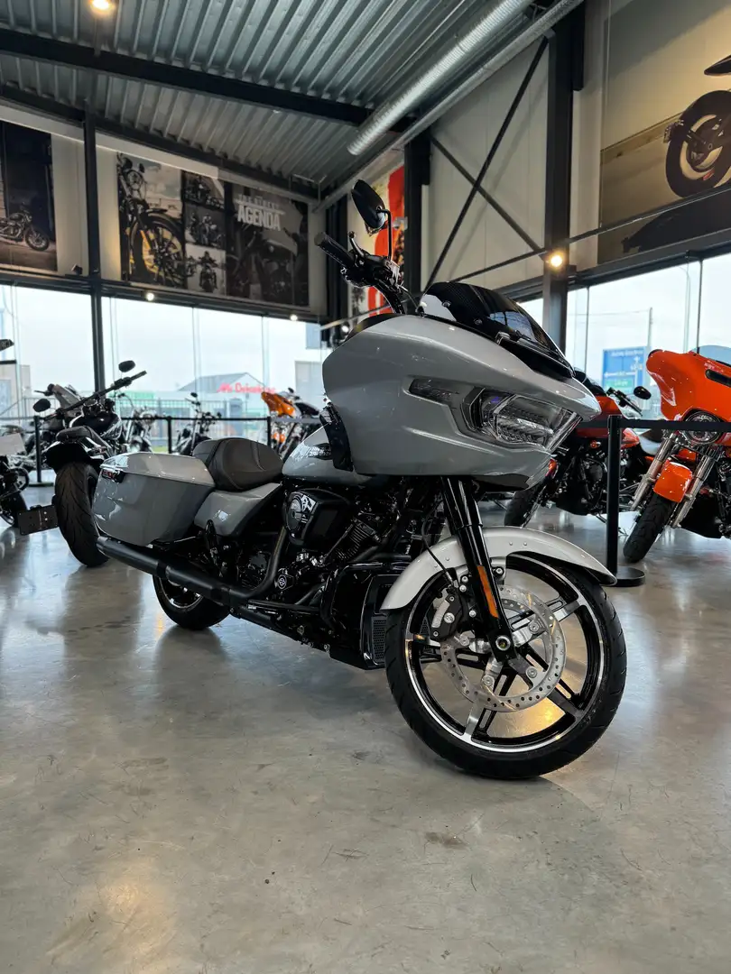 Harley-Davidson Road Glide Šedá - 2
