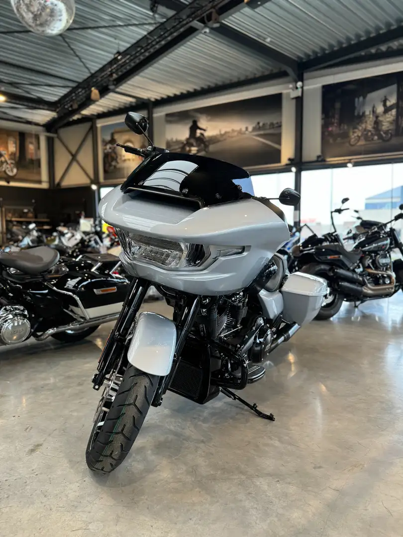 Harley-Davidson Road Glide Šedá - 1