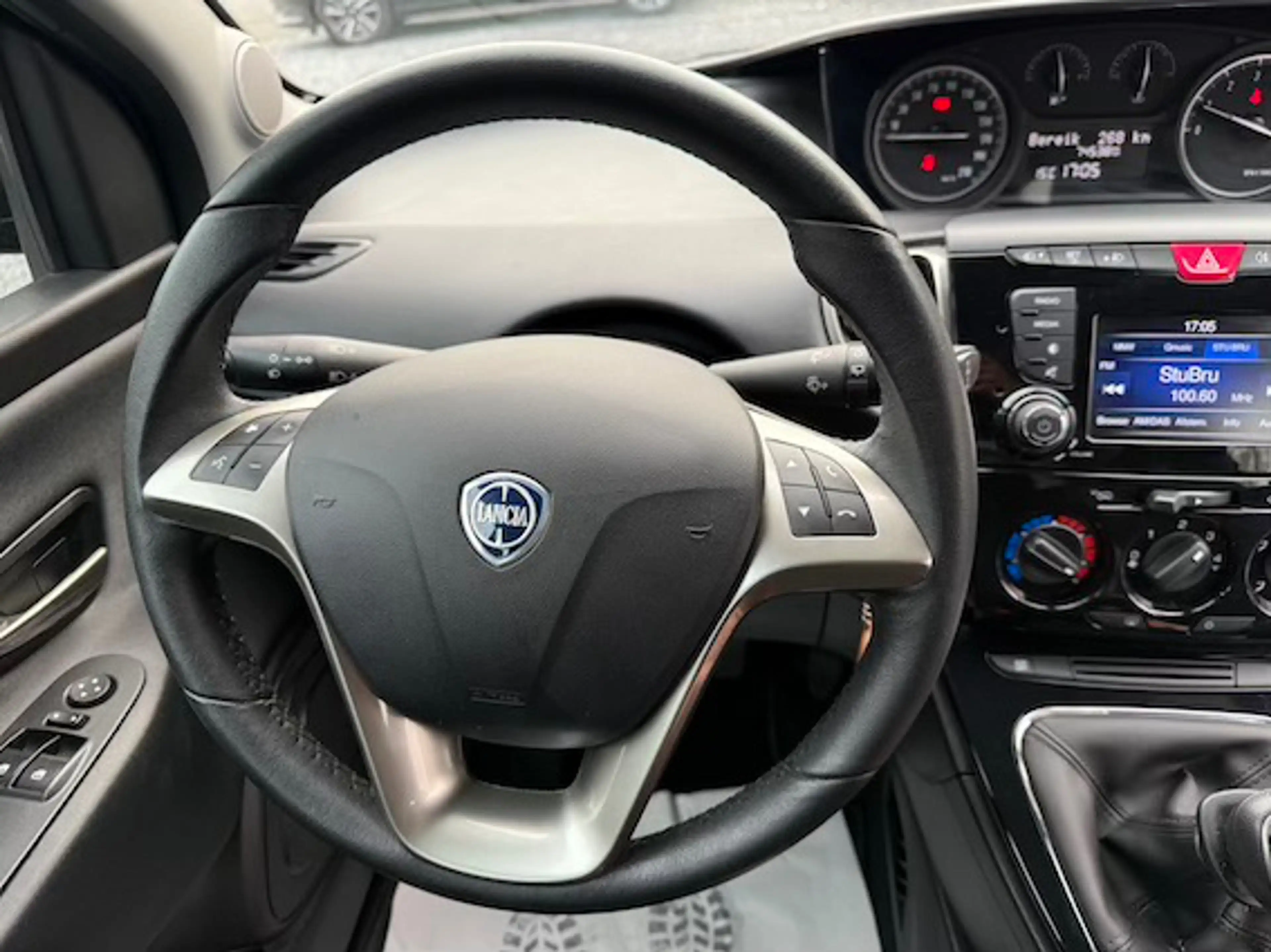 Lancia Ypsilon Ypsilon 1.2i Fire Evo Platinium, Ac + 12m Garantie — photo 12