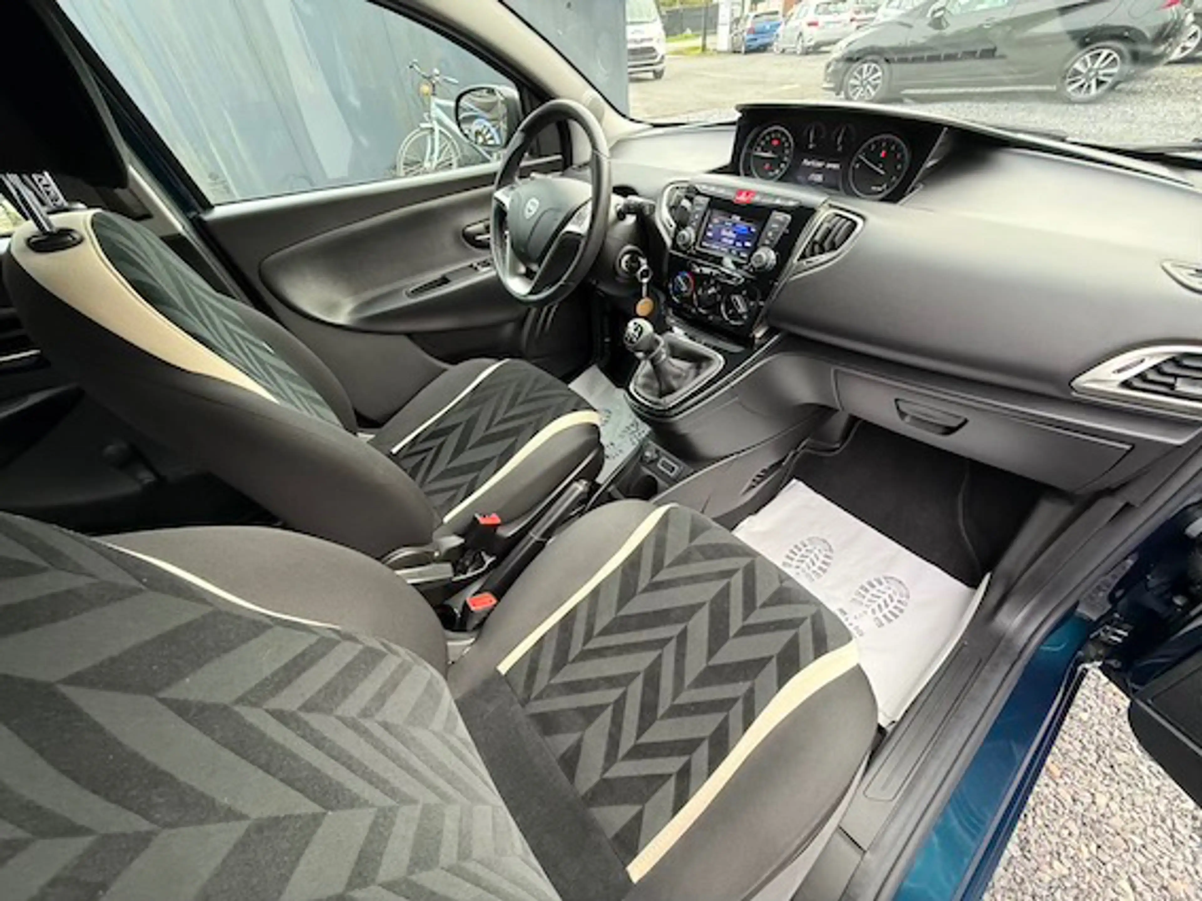 Lancia Ypsilon Ypsilon 1.2i Fire Evo Platinium, Ac + 12m Garantie — photo 7