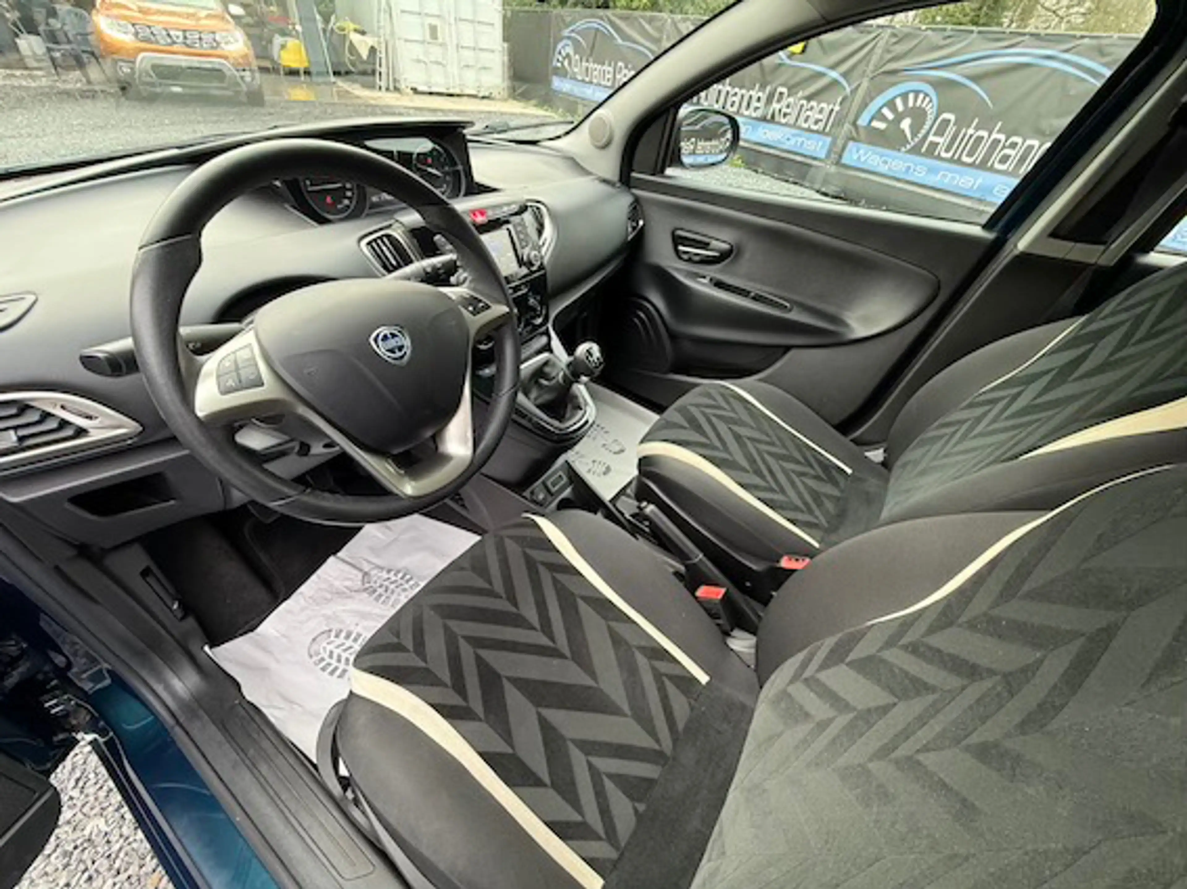 Lancia Ypsilon Ypsilon 1.2i Fire Evo Platinium, Ac + 12m Garantie — photo 6