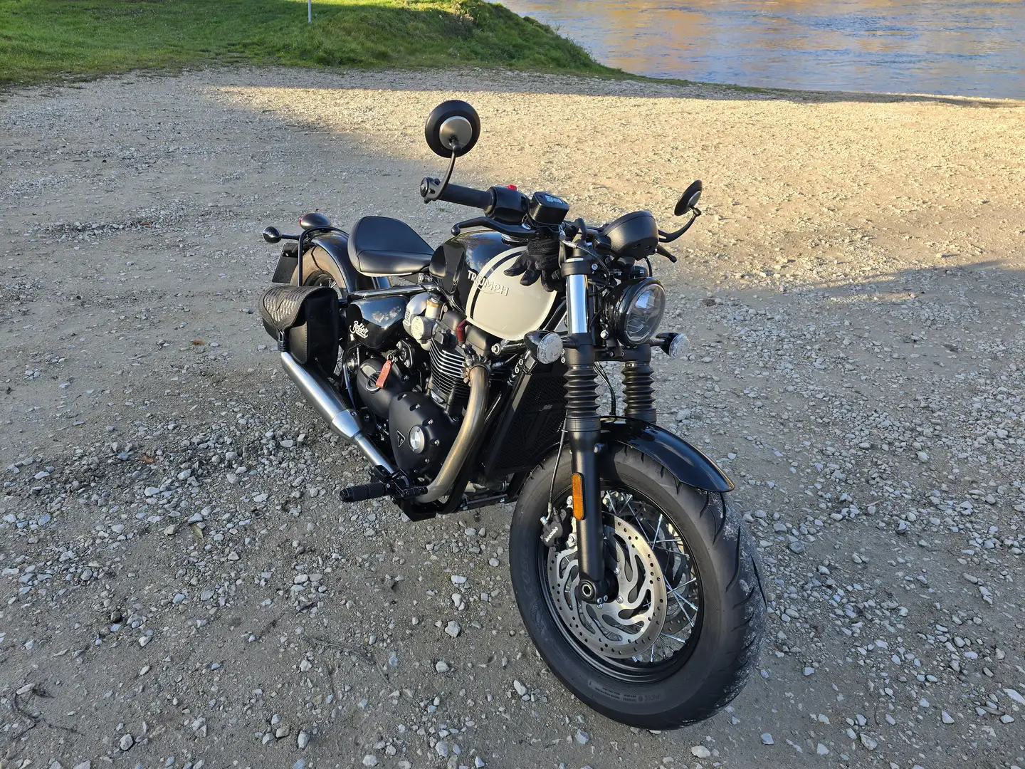 Triumph Bonneville Bobber Negru - 2
