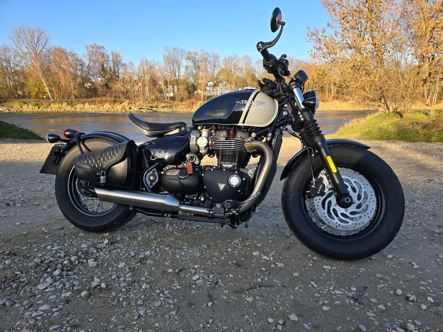 Triumph Bonneville Bobber Negru - 1