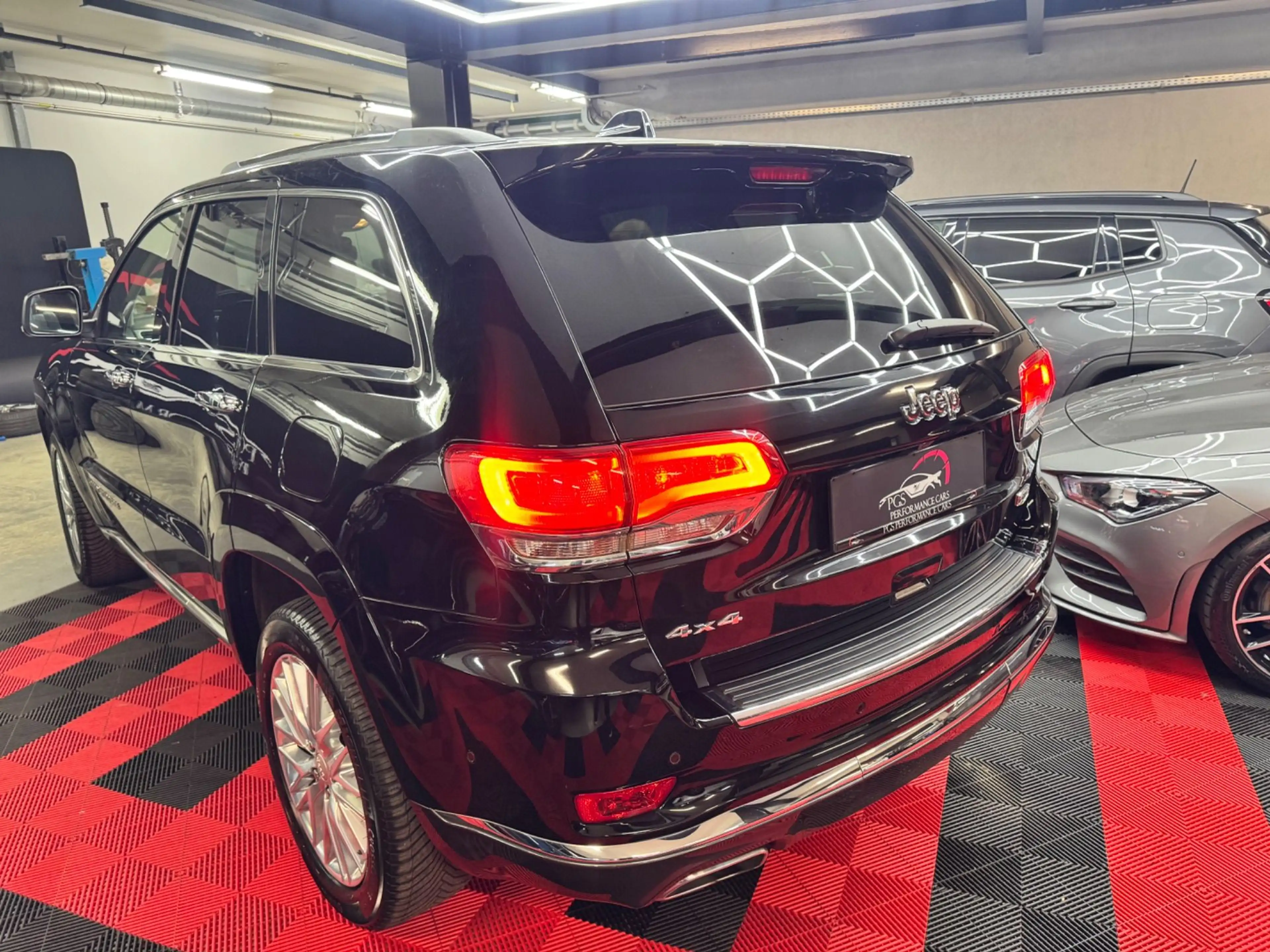Jeep Grand Cherokee 3,0 V6 CRD Summit — photo 4
