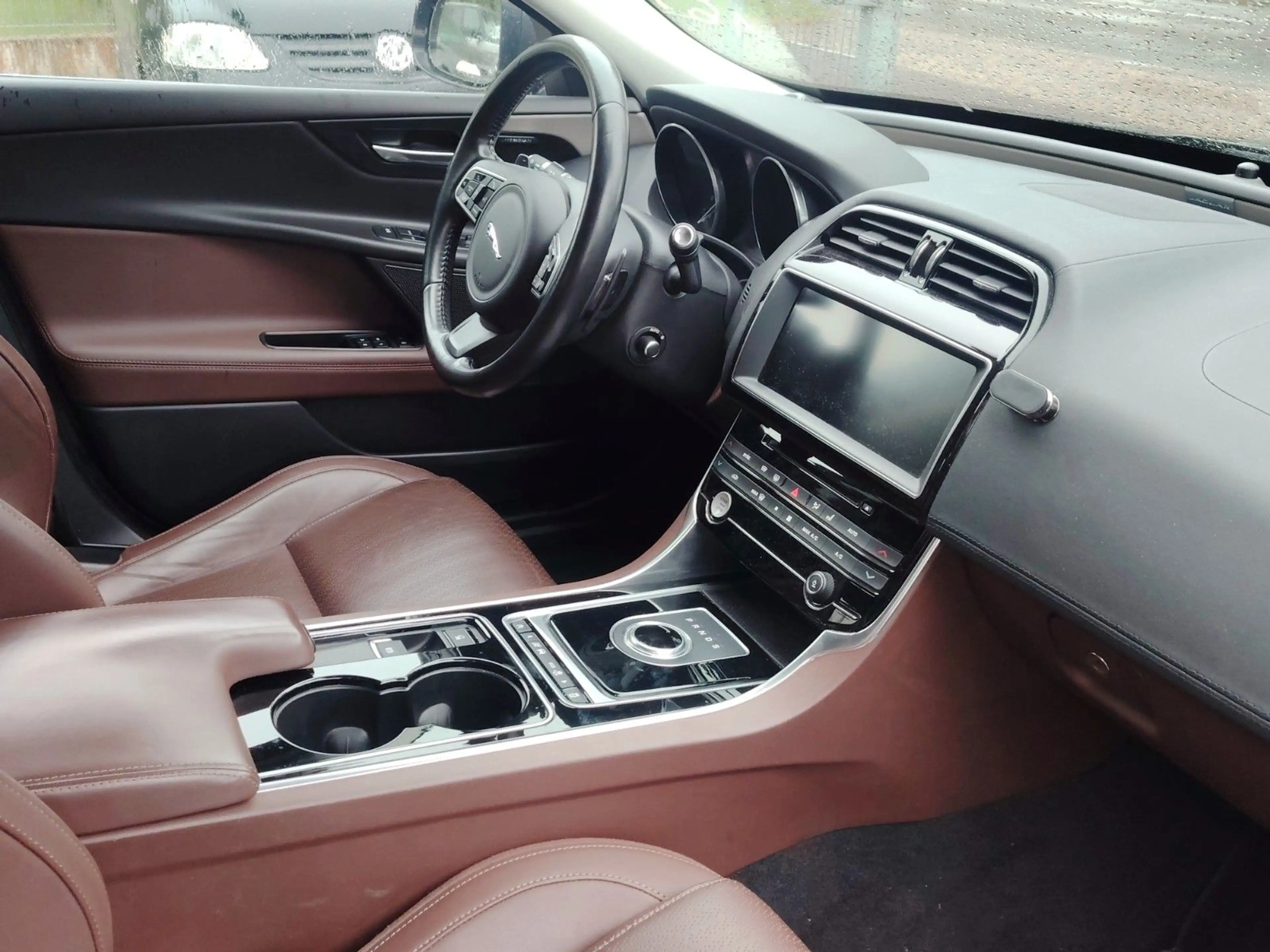 Jaguar XE Portfolio / Voll Ausstattung / Scheckheft / — photo 9