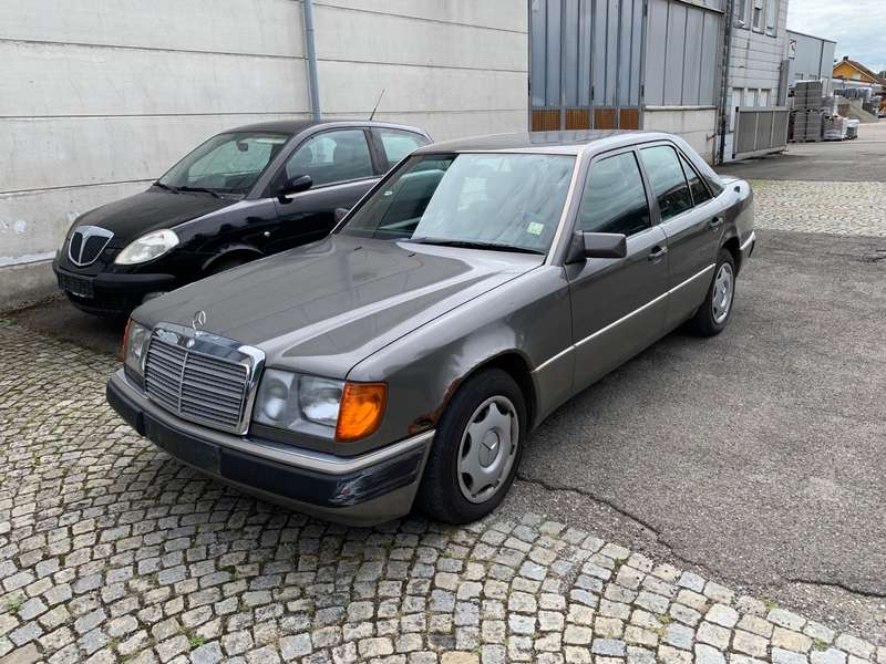 Mercedes-Benz E 300 D E -Klasse Lim. (BM 124) 300 D