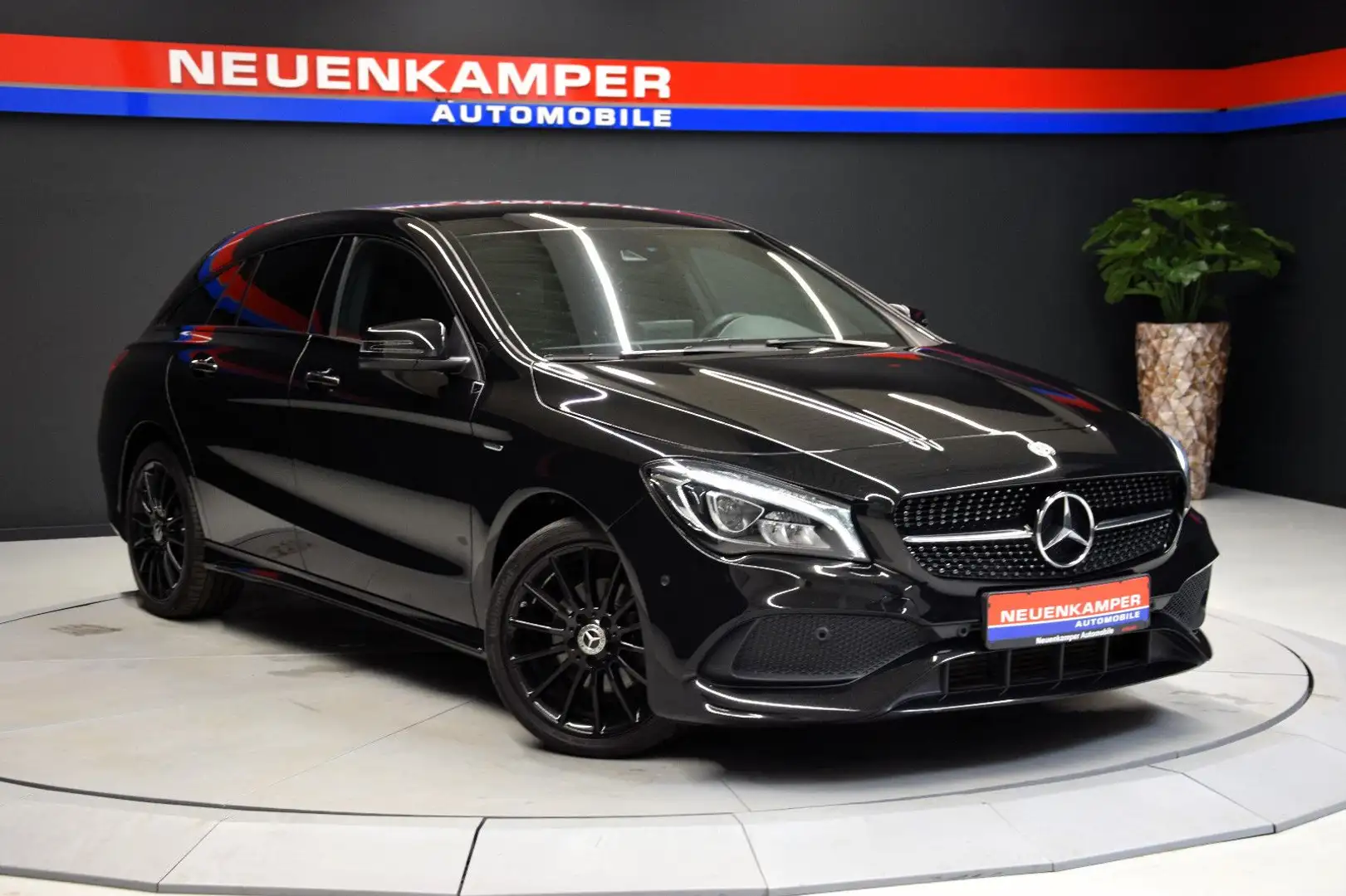 Mercedes-Benz CLA 200 AMG Urban Style Edition Schwarz - 1